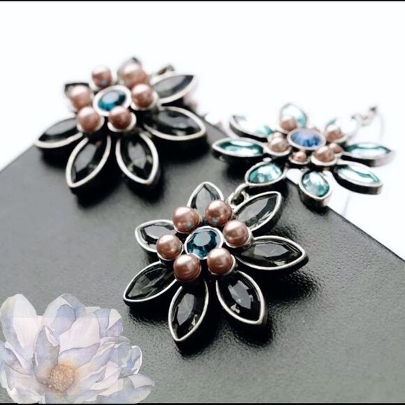 High-End Crystal and Sim Pearl Flower Drop Earrings Blue Tan Statement Unique - Picture 3 of 6